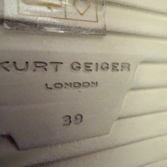 WOW....KURT GEIGER LONDON ORSON FLOWER SANDAL SZ 8.5(US). 39(EU) Orig. $260 - Picture 13 of 14